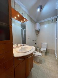 ベレス・マラガにあるTerrasol Puerto Blanco 5の洗面台とトイレ付きのバスルーム +8枚の写真