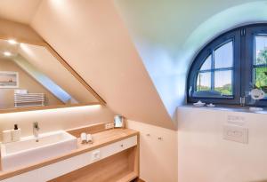 a bathroom with a sink and a window at Ferienhaus Küstenkind Feriendorf 08 Klein Stresow Rügen by ruyastay in Putbus +14 photos