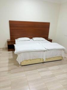 Un pat sau paturi într-o cameră la مساكن توليب للشقق الفندقية