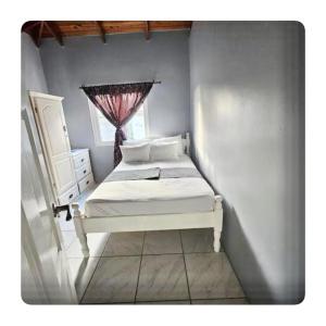 Llit o llits en una habitació de Renicas Cottage
