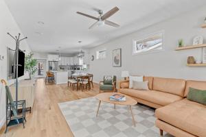una sala de estar con un sofá y una mesa en Casa Verde, en Durham