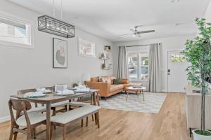 una sala de estar con una mesa y un sofá en Casa Verde, en Durham