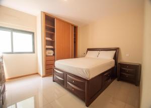 ミンデロにあるApartamentos Octane Mindeloの大きなベッドとクローゼットのある寝室