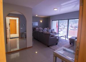 ミンデロにあるApartamentos Octane Mindeloのソファとテーブルのあるリビングルーム