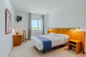 ein Schlafzimmer mit großem Bett und Fenster in der Unterkunft Hotel Rey Arturo Burgos in Villagonzalo-Pedernales