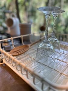 two wine glasses sitting on a tray on a table at Casa Aquário in Petrópolis +8 photos