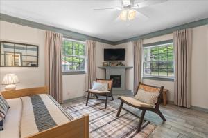 Μια τηλεόραση ή/και κέντρο ψυχαγωγίας στο 8- Desoto Cottage