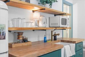 Η κουζίνα ή μικρή κουζίνα στο 8- Desoto Cottage