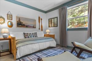 Ένα ή περισσότερα κρεβάτια σε δωμάτιο στο 8- Desoto Cottage