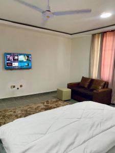 Μια τηλεόραση ή/και κέντρο ψυχαγωγίας στο Two bedroom tema/central