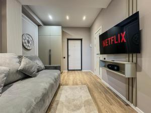 Televisyen dan/atau pusat hiburan di Modern Penthouse with Top Panoramic City View Royal Braus Chisinau