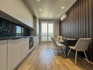Dapur atau dapur kecil di Modern Penthouse with Top Panoramic City View Royal Braus Chisinau