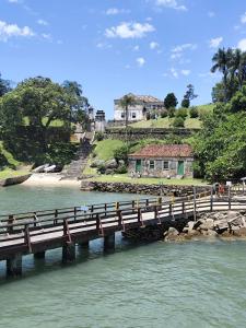 Un ponte sopra un fiume con delle persone sopra. di Cabanas LUPE Pedro a Governador Celso Ramos
