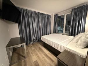 Postel nebo postele na pokoji v ubytování Bkway Hotel Brooklyn