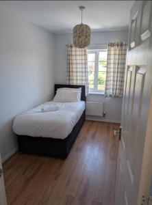 ein kleines Schlafzimmer mit einem Bett und einem Fenster in der Unterkunft Enbrook Valley House - 3 Bedrooms Folkestone in Folkestone + 24 Fotos