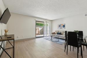 TV a/nebo společenská místnost v ubytování Rosehill Pointe 185 I Spacious 1 Bed 1 Bath