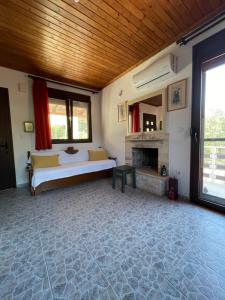 Un pat sau paturi într-o cameră la Miro & Lana vacation home