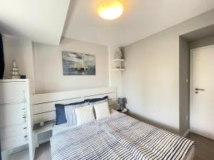 - une petite chambre avec un lit et une lampe dans l'établissement Lake and Pool Apartman Balatonszemes, à Balatonszemes 7 autres photos