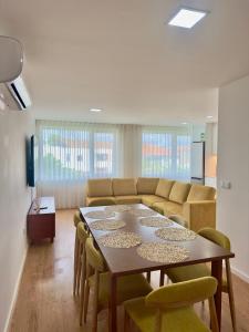 un soggiorno con un tavolo e un divano di Vibrant Host Solutions-Campo 24 Agosto a Porto