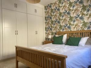 Schlafzimmer mit einem Bett mit weißen Schränken und grünen Kissen in der Unterkunft Casa la Riviera del Sol in Mijas Costa + 28 Fotos