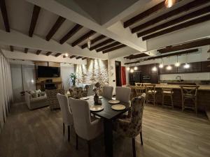 Una sala de estar con mesa y sillas y una cocina. en MONTEVERDI De LUXURY, en Villa de Leyva