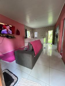 Zimmer mit einem Bett und einem TV. in der Unterkunft Casa na ilha do combu in Acará