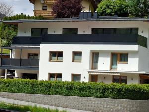 apartamentowiec z białą fasadą w obiekcie Ferienwohnung Plattner inklusive Sommercard w mieście Jerzens