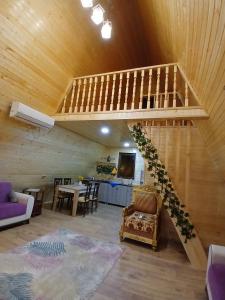 - un salon avec un escalier dans une maison en bois dans l'établissement Martvili canyon cottage Love nest, à Martvili