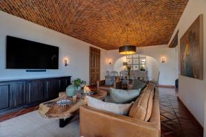 Μια τηλεόραση ή/και κέντρο ψυχαγωγίας στο Casa De Los Sueños - Beautiful, Spacious & Comfortable