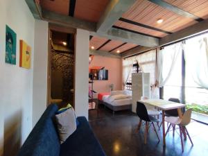 a living room with a blue couch and a table at HELEN HOUSE Bello Horizonte in Santa Marta