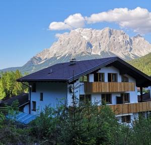 una casa con una montagna sullo sfondo di Haus Gerda a Biberwier