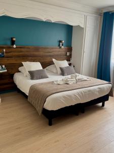 Łóżko lub łóżka w pokoju w obiekcie Logis Hôtel de la Poste