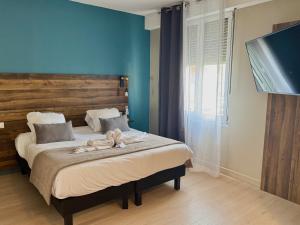 Telewizja i/lub zestaw kina domowego w obiekcie Logis Hôtel de la Poste