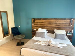 Łóżko lub łóżka w pokoju w obiekcie Logis Hôtel de la Poste