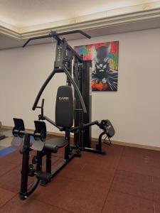 Centrum fitness w obiekcie Logis Hôtel de la Poste