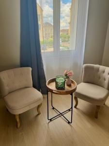 Część wypoczynkowa w obiekcie Logis Hôtel de la Poste