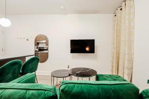 TV a/nebo společenská místnost v ubytování Escapade Chic au Vieux-Port