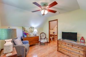 un salon avec un canapé et une télévision à écran plat dans l'établissement 5 Mi to Dtwn Serene Couples Retreat in Franklin!, à Franklin