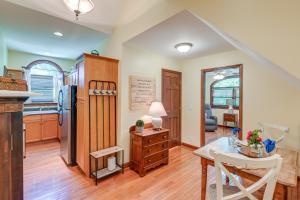 une cuisine et une salle à manger avec une table et un réfrigérateur dans l'établissement 5 Mi to Dtwn Serene Couples Retreat in Franklin!, à Franklin