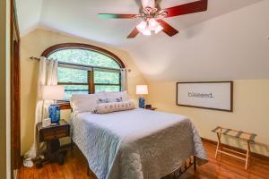 une chambre avec un lit et un ventilateur de plafond dans l'établissement 5 Mi to Dtwn Serene Couples Retreat in Franklin!, à Franklin