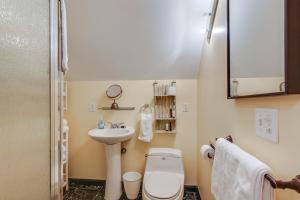 une petite salle de bain avec toilettes et lavabo dans l'établissement 5 Mi to Dtwn Serene Couples Retreat in Franklin!, à Franklin 16 autres photos