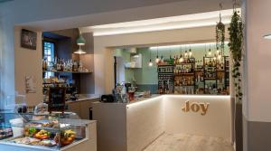 eine Bar in einem Geschäft mit einem großen Spiegel in der Unterkunft LHE Poseidone in Bagno di Romagna