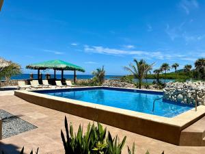 Bazen v nastanitvi oz. blizu nastanitve West End Ocean Front Condo& Pool