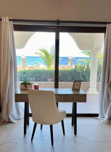 Bazen v nastanitvi oz. blizu nastanitve West End Ocean Front Condo& Pool