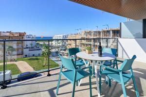 a table and chairs on a balcony with a view of the ocean at Un Sueño Realidad En Torrox in Los Llanos