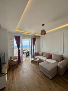 Una sala de estar con un sofá y vista al mar. en Pine&Sea Beach Retreat, en Sveti Stefan