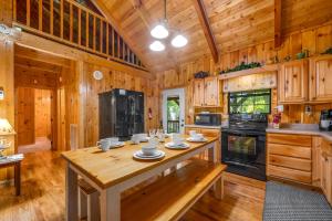 Kuchyň nebo kuchyňský kout v ubytování Lumber Jack Lodge By Avada Properties