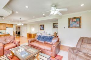 Istumisnurk majutusasutuses 6 Mi to Grove Creek Canyon Trail Abode with Views