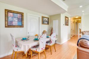 Istumisnurk majutusasutuses 6 Mi to Grove Creek Canyon Trail Abode with Views