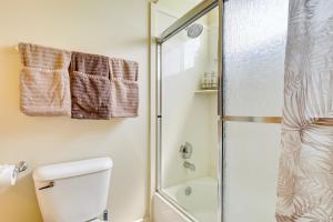Vannituba majutusasutuses 6 Mi to Grove Creek Canyon Trail Abode with Views